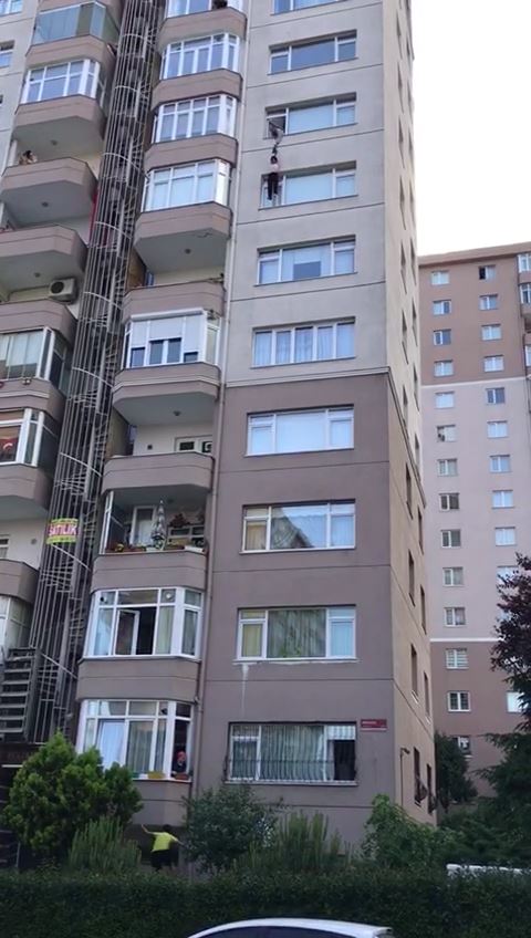 Camdan atlayan kadını eşi durduramadı