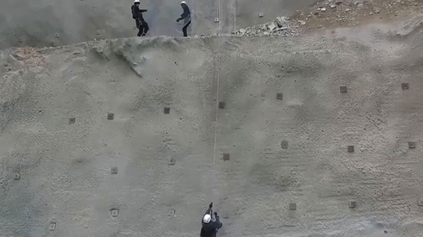 Dev barajın inşaatında profesyonel dağcılar da çalışıyor