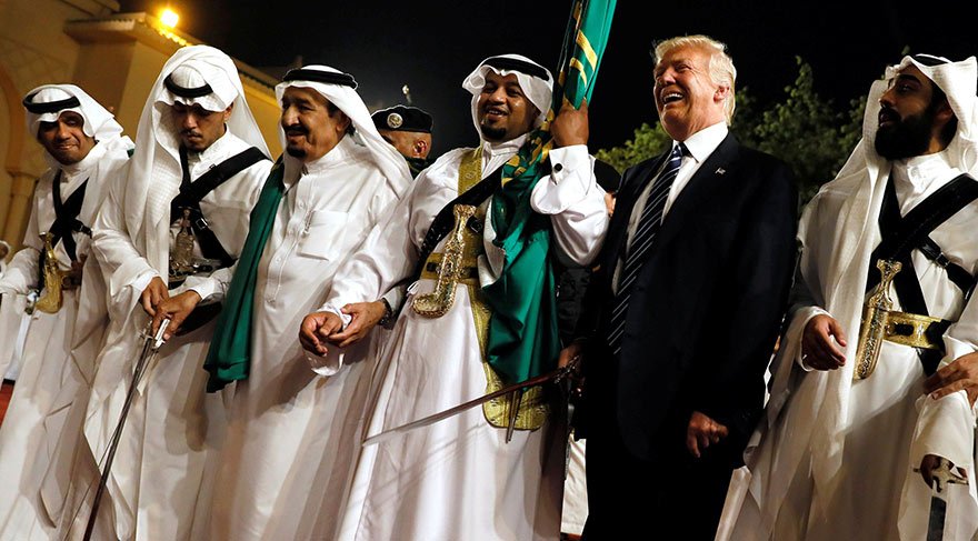 Donald Trump’tan Suudi Arabistan’da kılıç dansı