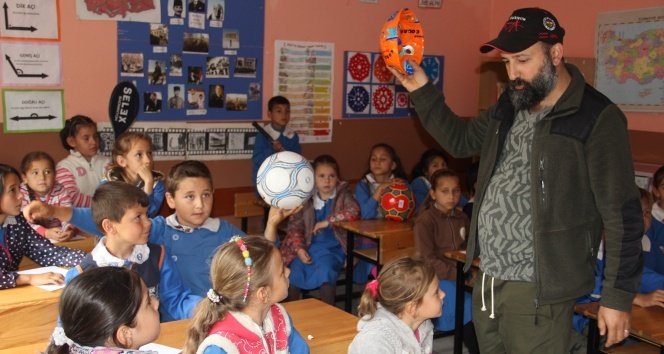 İnternet fenomeninden köy okuluna yardım