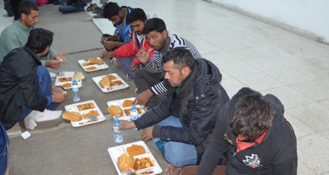 Kaçak şahıslara Mehmetçik şefkati