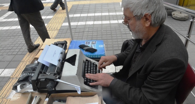 Postane önünde 42 yıldır daktilosunun sesleri hiç susmuyor