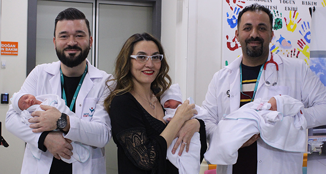 50 yaşında üçüzleri kucağına aldı