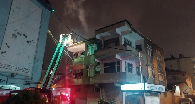 Binanın çatısı yandı, o elbiselerini kurtarma derdine düştü