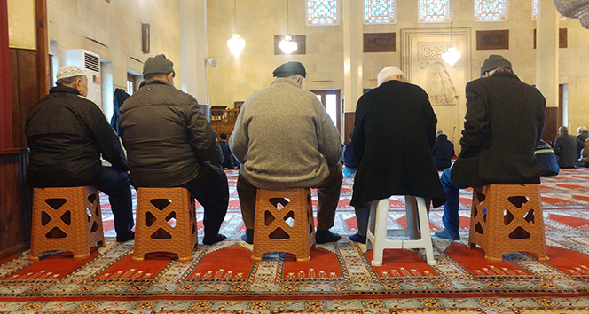 Camilerde tabureli cemaat manzarası devam ediyor
