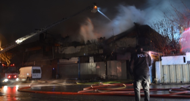 Dokuma fabrikasında çıkan yangın 4 saat sonra kontrol altına alındı