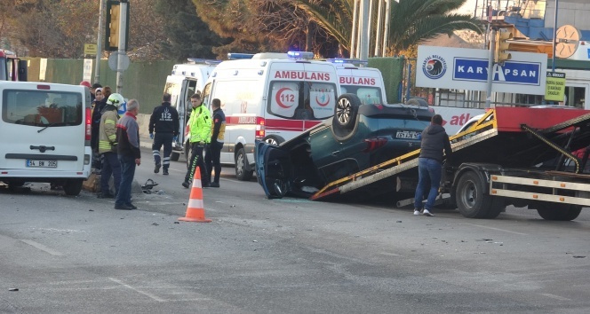 Engelli çocukları taşıyan servis minibüsü ile otomobil çarpıştı: 5 yaralı