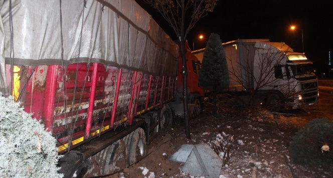 Gizli buzlanmayla 2 tır refüje çıktı: 1 yaralı