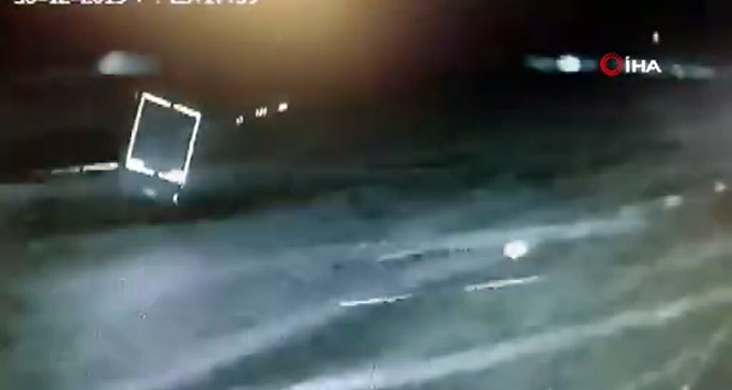 Hortum koca tır dorsesini oyuncak gibi böyle kaldırdı…Havalanan tır dorsesi kamyonete çarptı