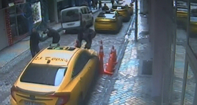 İkinci kattan taksinin üzerine düştü, o anlar kamerada