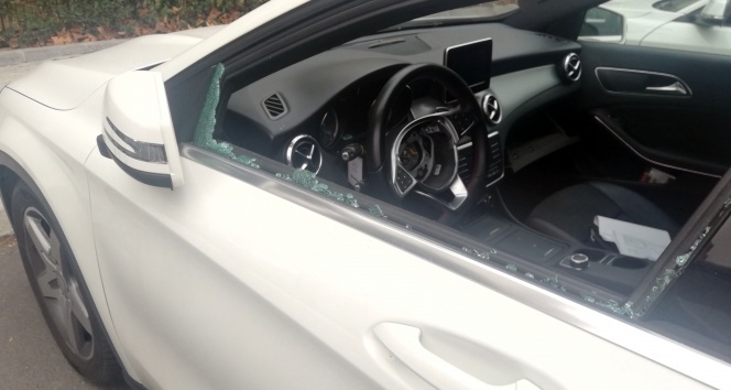 Lüks otomobilin hava yastığını çalan hırsızlar kamerada