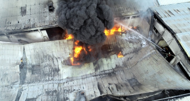Plastik boru fabrikasındaki yangın havadan görüntülendi