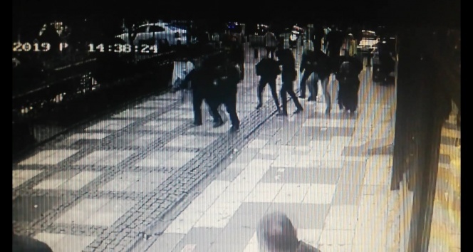 Şiddetli rüzgarda vatandaşların üstüne binadan cam düştü: 1 yaralı