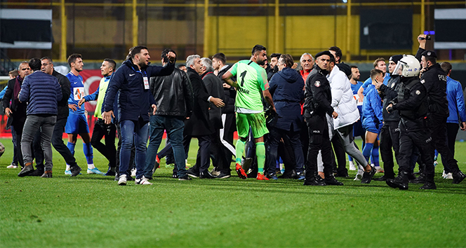 Tuzlaspor – Galatasaray maçının ardından saha karıştı