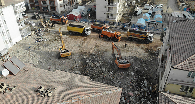 10 kişinin hayatını kaybettiği Dilek apartmanında enkaz çalışması