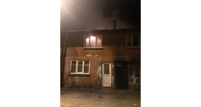 2 katlı ev alevlere teslim oldu