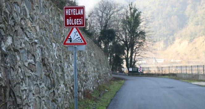 5 mahalleyi ilgilendiren yola düşen kayalar tehlike saçıyor