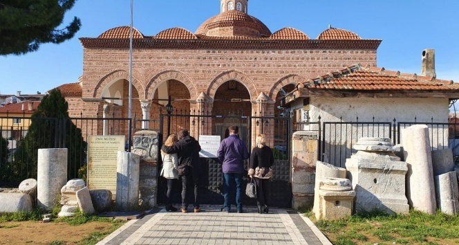 75 bin eser konteynerde çürüyor