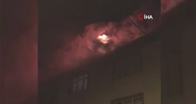 Alev alev yanan çatıyı söndürmek için itfaiye seferber oldu