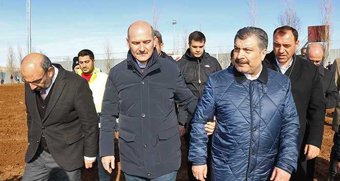 Bakanlar, konteyner kent yapılacak alanda incelemelerde bulundu
