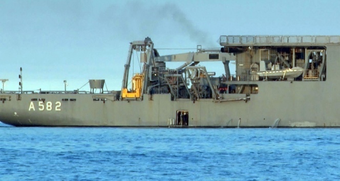 Batan teknede kaybolan 3 kişi çıkartılıyor