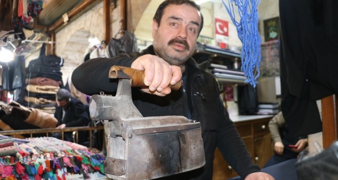 Bu ütü mangal kömürüyle çalışıyor