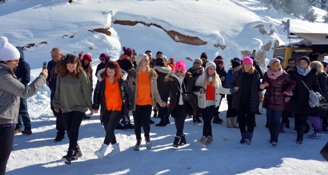 Çambaşı Kayak Merkezi kayakseverlerle dolup taşıyor