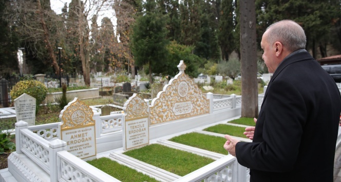 Cumhurbaşkanı Erdoğan anne ve babasının mezarını ziyaret etti