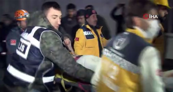 Depremde enkaz altında kalan vatandaş kurtarıldı