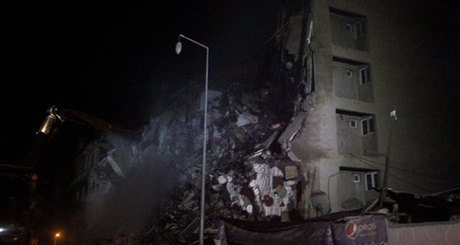 Depremde hasar gören 2 bina daha yıkılıyor