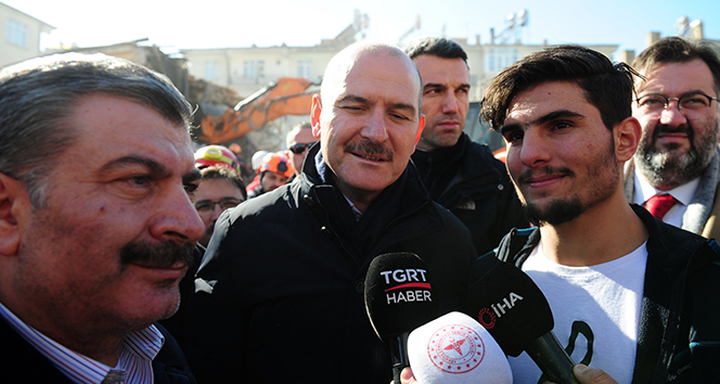 Elleriyle enkaz altından çıkarmıştı: Suriyeli Mahmut, Bakanlar Soylu ve Koca ile enkazda görüştü