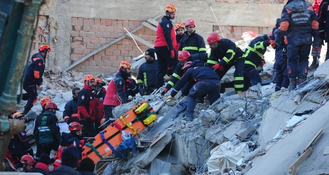 Enkazda yapılan çalışma sonucunda bir kişinin cansız bedeni çıkarıldı