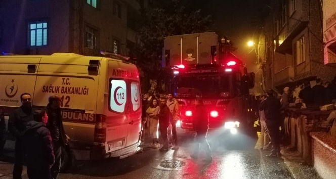 Gecekondunun çatısında yangın çıktı, 3 kişi mahsur kaldı