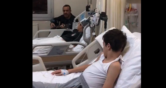 Haluk Levent verdiği sözü tuttu, hastanede minik hayranlarına konser verdi