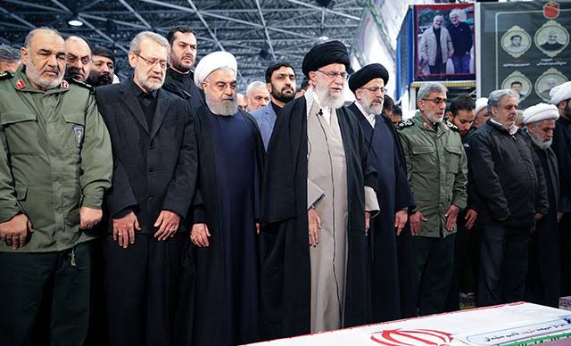 Hamaney, Süleymani’nin cenaze namazında gözyaşlarını tutamadı!