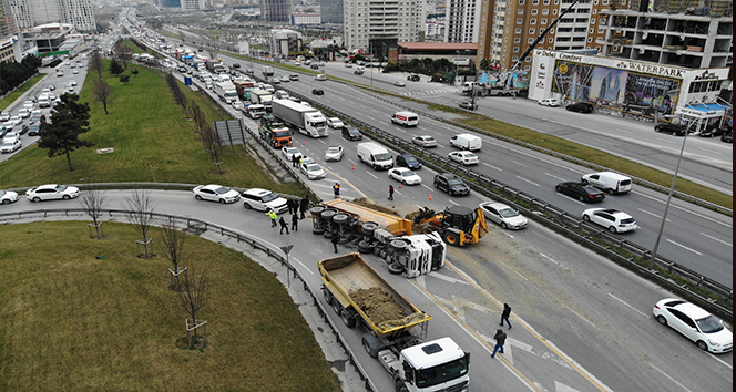 Haramidere TEM bağlantı yolunda hafriyat kamyonu devrildi