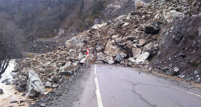 Heyelan yolu kapattı