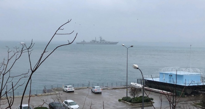 Kadıköy açıklarında demirleyen Rus savaş gemisi görüntülendi