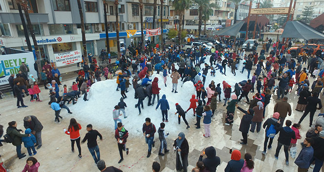 Kar görmeyen çocuklar için kamyonlarla kar getirildi