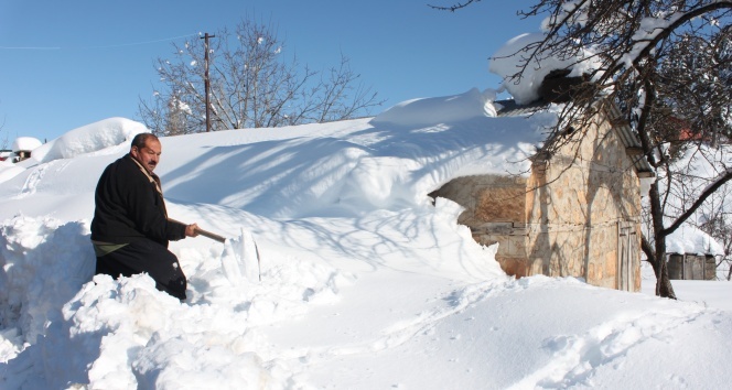 Kar yayla evlerini beyaz örtüyle kapladı