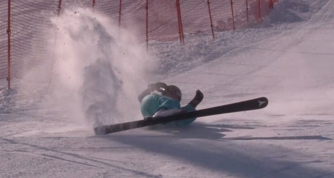 Kayak Eleme yarışlarında kapıya çarpan sporcu metrelerce sürüklendi