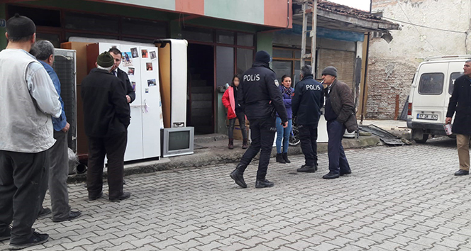 Kirayı ödeyemeyince kızı ile sokakta kaldı