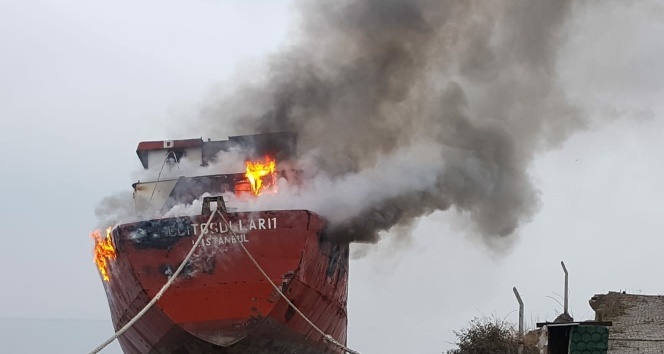 Kuru yük gemisi alev alev yandı