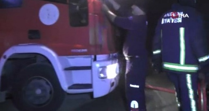 Otel deposundaki yangın korkuttu