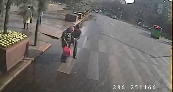 Otobüs şoföründen takdir toplayan hareket