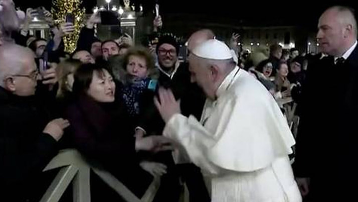 Papa’yı hiç böyle görmediniz! Elini çekiştiren kadına vurdu