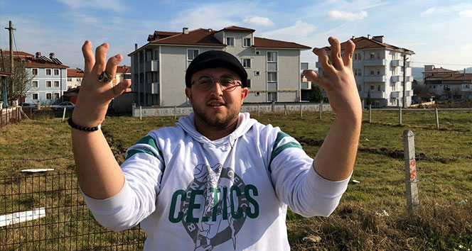 Parmaklarını ilginç şekillere sokan genç şaşkına çeviriyor