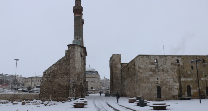 Sivas beyaza büründü, 662 köy yolu ulaşıma kapandı