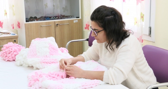 Şizofreni hastaları bu merkezde örgü örüp, spor yapıyor