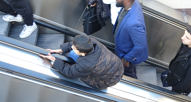 Taksim Metrosunun yürüyen merdivenlerinde tehlikeli oyun